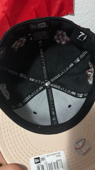 Gorra New Era Negra con Detalles Rojos Angels