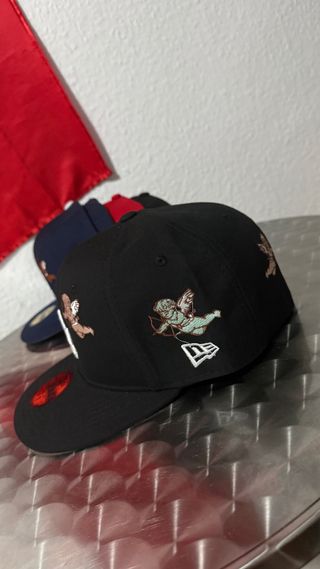 Gorra New Era Negra con Detalles Rojos Angels