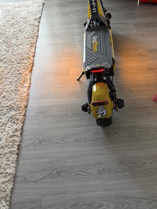 Se vende patinete prácticamente nuevo .