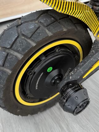 Se vende patinete prácticamente nuevo .