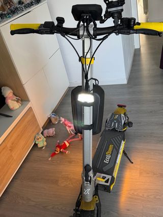 Se vende patinete prácticamente nuevo .