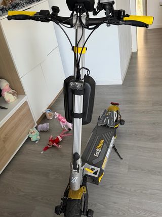 Se vende patinete prácticamente nuevo .