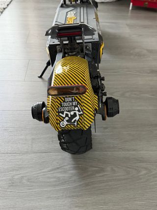 Se vende patinete prácticamente nuevo .