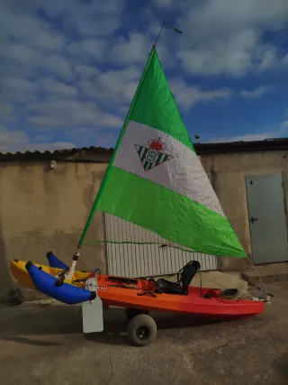 Kayak de pesca y recreo con vela