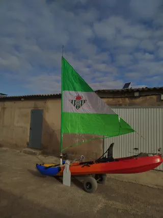 Kayak de pesca y recreo con vela