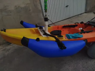 Kayak de pesca y recreo con vela