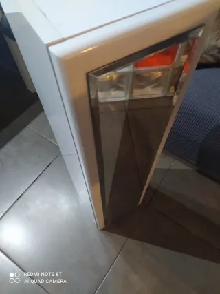 Un armario con cristal