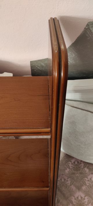 Estantería de madera marrón