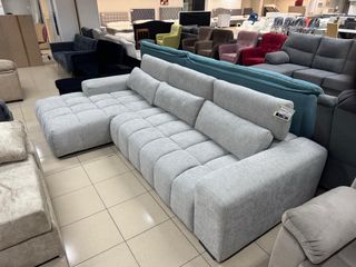 Sofá modular gris con cabezales abatibles