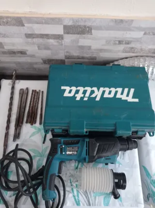 Taladro percutor Makita con maletín y brocas