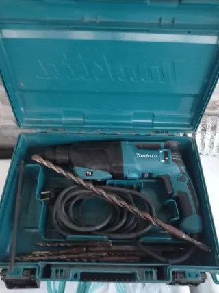 Taladro percutor Makita con maletín y brocas