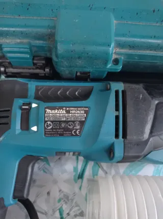 Taladro percutor Makita con maletín y brocas