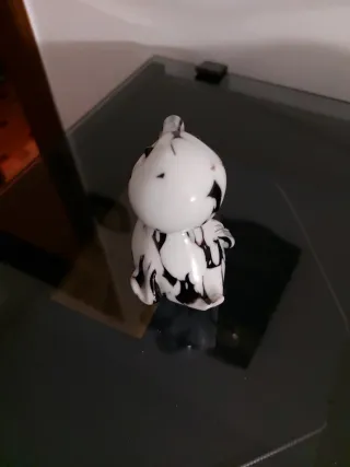 Figura de cerámica blanca y negra