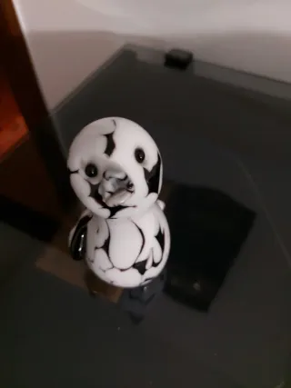 Figura de cerámica blanca y negra