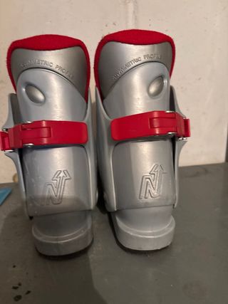 Botas de esquí infantiles Nordica grises y rojas
