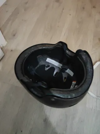 Casco azul y negro para patinar/bicicleta