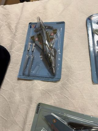 Maqueta de avión militar se venden por separado