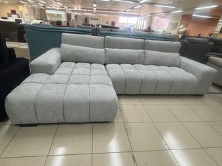 Sofá modular gris con cabezales abatibles