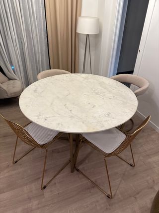 Mesa redonda de mármol y metal