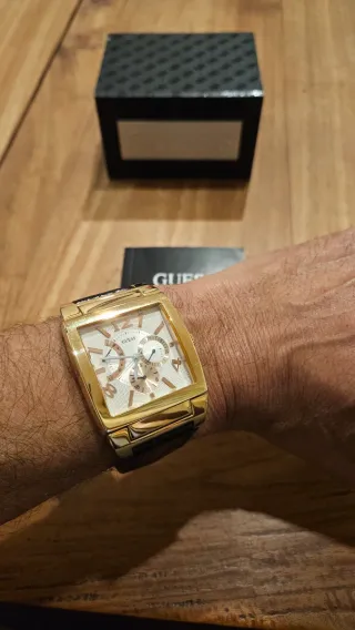 Reloj Guess Dorado y Negro