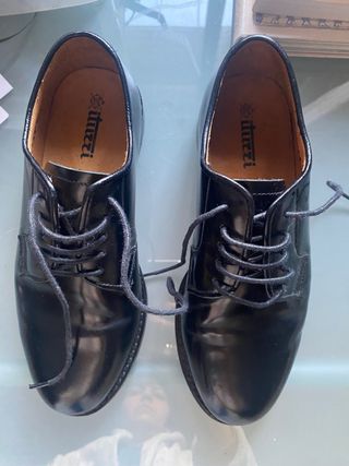 Zapatos negros de cordones