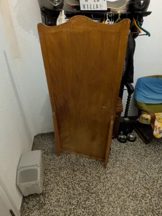 Espejo de madera con marco decorado