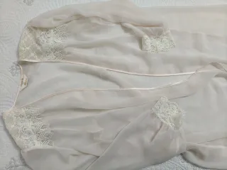 Camisón y bata rosa palo y  encaje de guipur beige