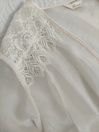 Camisón y bata rosa palo y  encaje de guipur beige