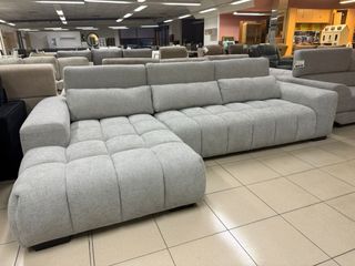 Sofá modular gris con cabezales abatibles