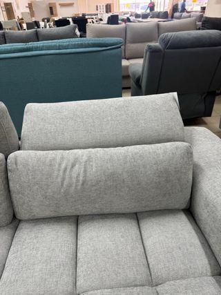 Sofá modular gris con cabezales abatibles