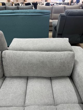 Sofá modular gris con cabezales abatibles