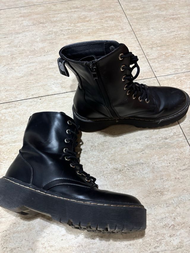 Botas negras de tobillo con cordones