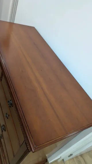 Cómoda de madera marrón