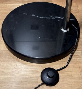 Lámpara de pie de arco con base de mármol