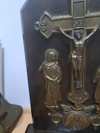 Cruz de escritorio madera y metal 1930