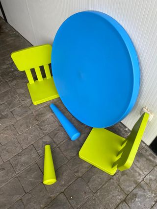 Mesa y sillas de plástico para juegos infantiles