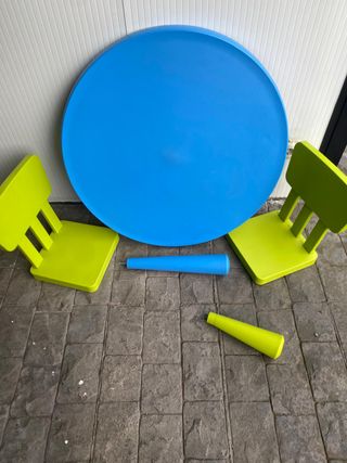 Mesa y sillas de plástico para juegos infantiles