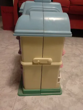 Casita de muñecas de plástico