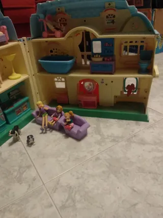 Casita de muñecas de plástico