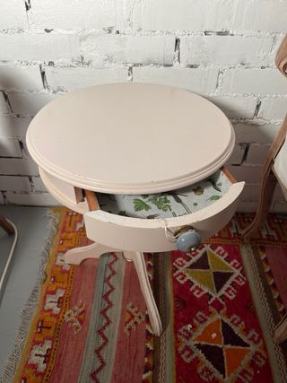 Mesita vintage blanca con cajón