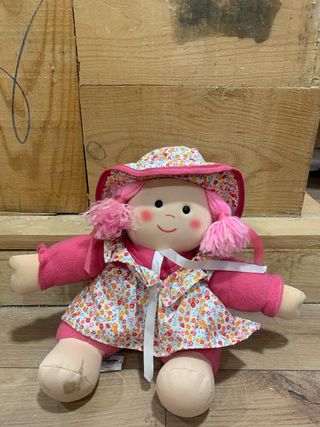 Muñeca y coche de peluche