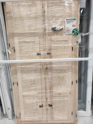 Puerta de entrada y balconera madera