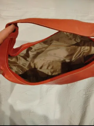 Bolso de piel color coral