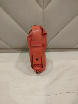 Bolso de piel color coral