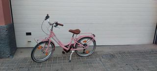 Bicicleta rosa con cesta