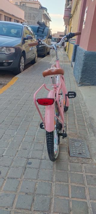 Bicicleta rosa con cesta