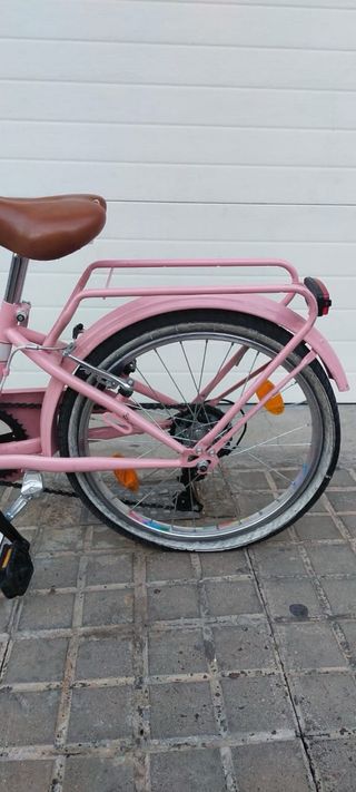 Bicicleta rosa con cesta