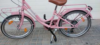 Bicicleta rosa con cesta