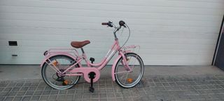 Bicicleta rosa con cesta