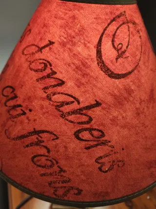 Lámpara de mesa con diseño de libros